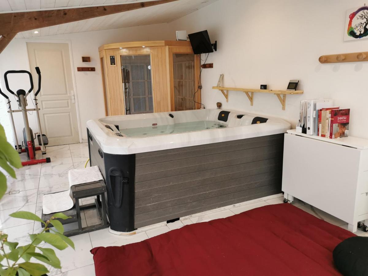Logis Des Douves Bed & Breakfast Tiffauges Exterior photo