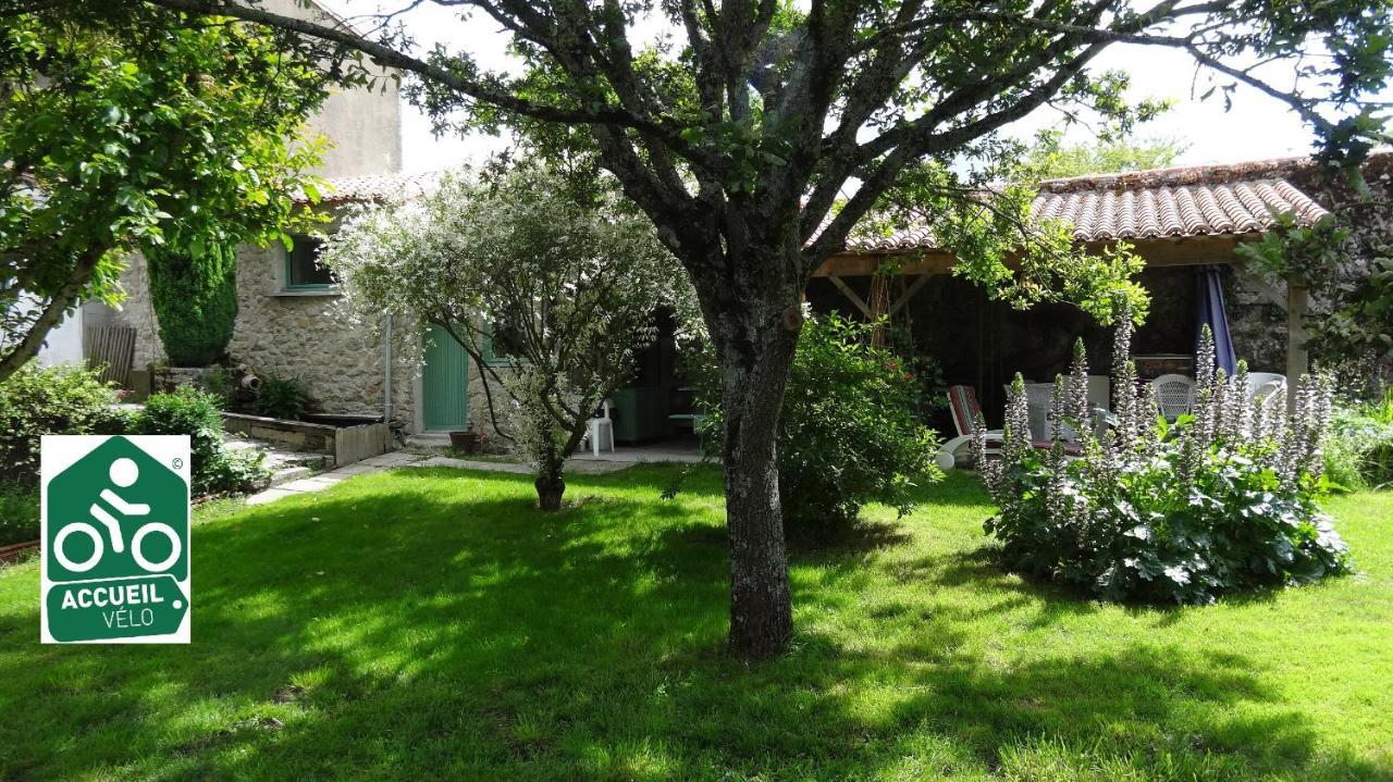 Logis Des Douves Bed & Breakfast Tiffauges Exterior photo