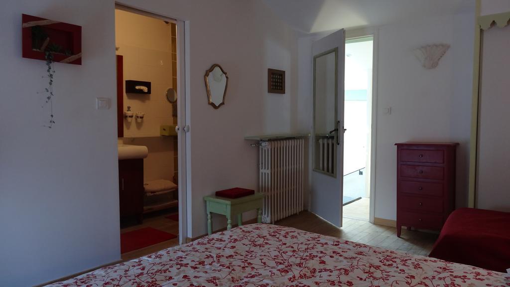 Logis Des Douves Bed & Breakfast Tiffauges Exterior photo