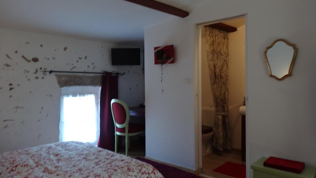 Logis Des Douves Bed & Breakfast Tiffauges Exterior photo