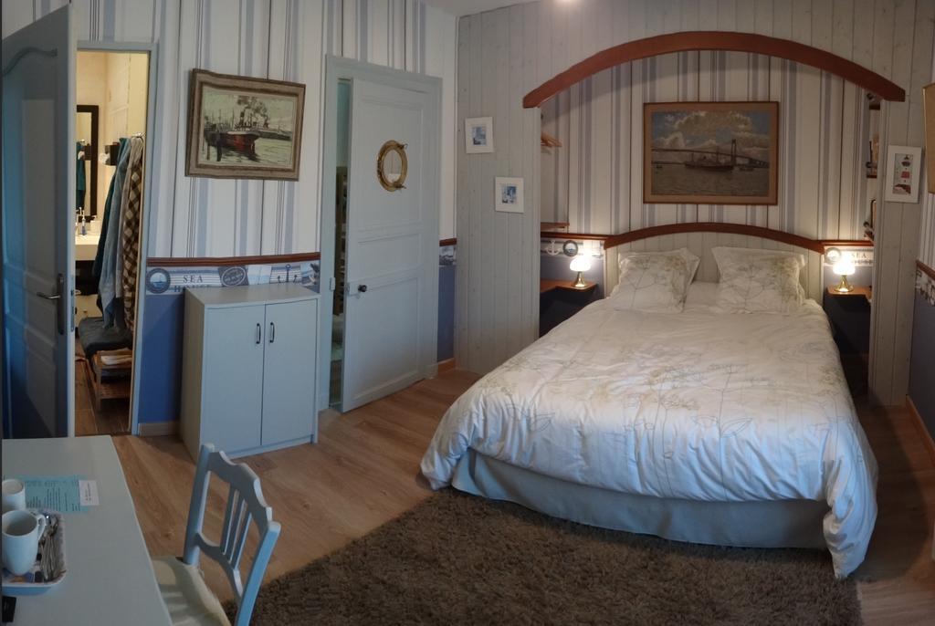 Logis Des Douves Bed & Breakfast Tiffauges Exterior photo