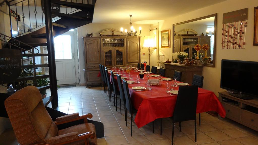 Logis Des Douves Bed & Breakfast Tiffauges Exterior photo