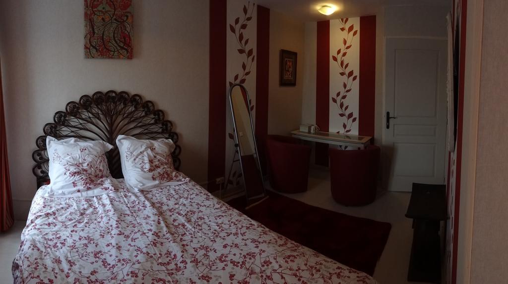 Logis Des Douves Bed & Breakfast Tiffauges Exterior photo