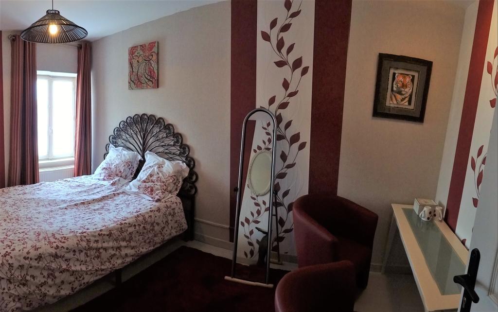 Logis Des Douves Bed & Breakfast Tiffauges Exterior photo